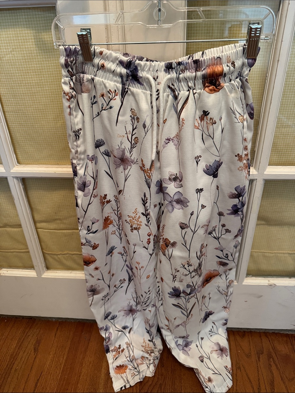 Lady’s long crop pants in flowered pattern. 
Never worn.